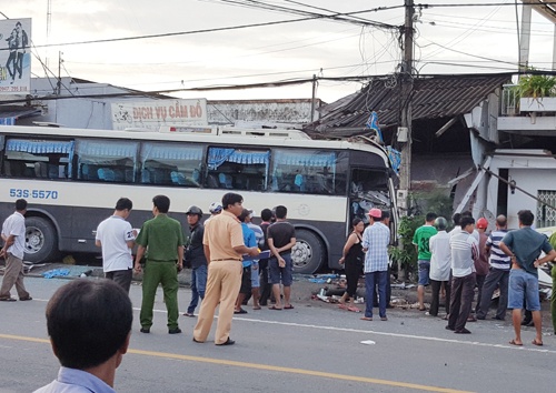 Ôtô chở khách hành hương lao vào nhà dân, nhiều người bị thương
