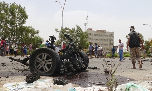 IS đánh bom doanh trại quân đội Yemen, 60 người chết