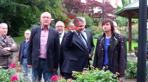 Phó thủ tướng Đức tiếc vì chỉ giơ một "ngón tay thối" với người biểu tình