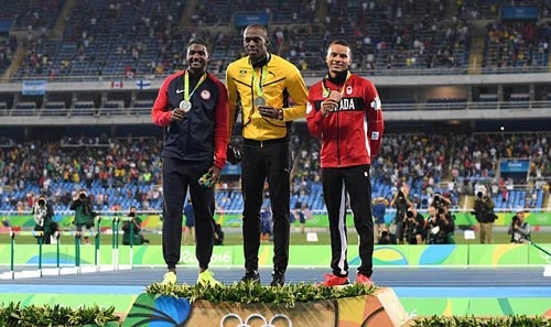 Usain Bolt đem HCV Olympic vui đùa với người đẹp