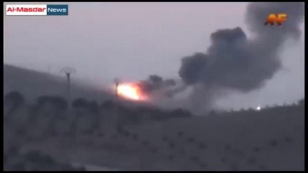 Người Kurd đốt cháy xe tăng Thổ Nhĩ Kỳ
