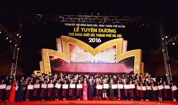 Hà Nội tuyên dương 100 thủ khoa tốt nghiệp xuất sắc