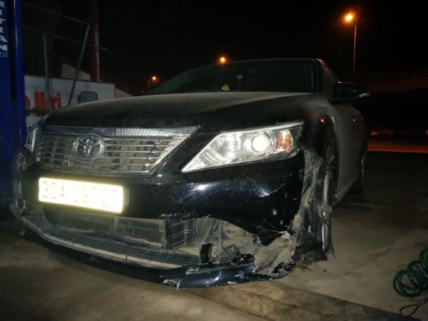 Hà Nội: Xe Camry bỏ chạy sau khi gây tai nạn, tài xế bị vây đánh