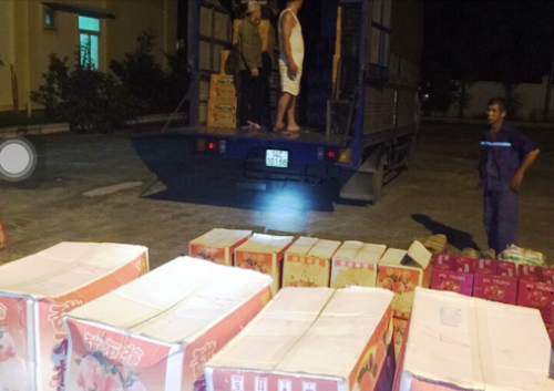 Cảnh sát thu hàng tấn cam, nho, dưa nghi nhập lậu từ Trung Quốc