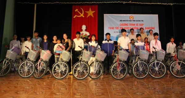 Quảng Trị: Trao 40 xe đạp cùng 300 cặp sách cho học sinh miền núi trước ngày tựu trường