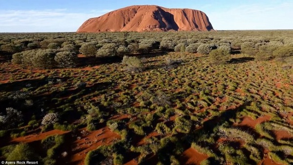 Video quay đá thiêng lớn nhất thế giới ở Úc từ trên cao