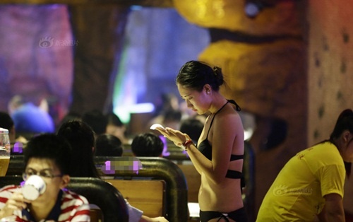 Gái xinh Trung Quốc bị "ném đá" vì mặc bikini phục vụ khách