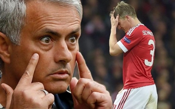 Mourinho nổi giận vì Schweinsteiger không chịu rời MU