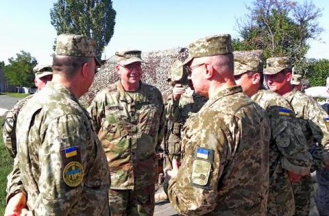 Tư lệnh Mỹ vỗ về Ukraine ở chiến tuyến Donbass