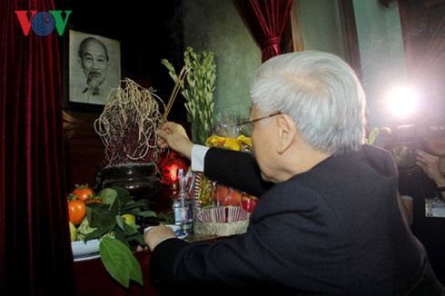 Tổng Bí thư Nguyễn Phú Trọng thắp hương tưởng niệm Bác Hồ