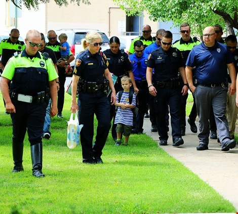 Cảm động chuyện 18 cảnh sát Mỹ đưa cậu bé 4 tuổi đi khai trường