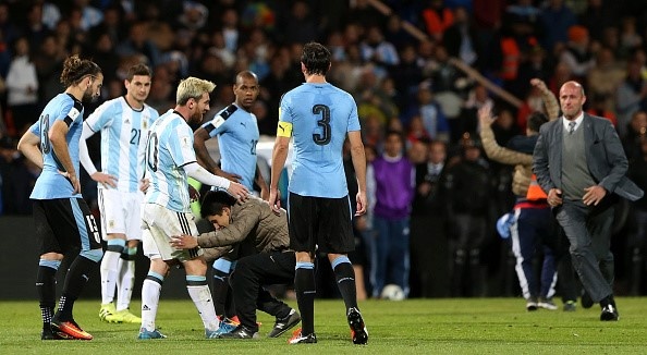 Fan cuồng quỳ lạy Messi giữa sân bóng
