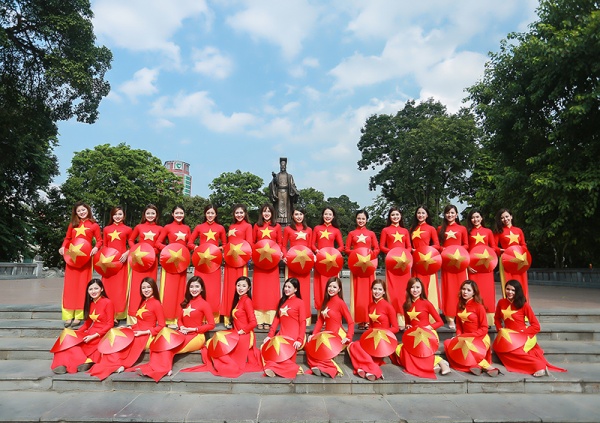 Nữ sinh Hà thành diện áo dài đỏ thắm đón mừng Quốc khánh