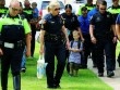 Cậu bé 4 tuổi đi khai giảng với 18 cảnh sát theo sau, và sự thật khiến cả trường xúc động!