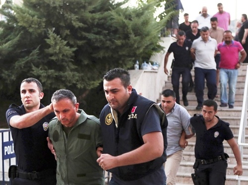Thổ Nhĩ Kỳ sa thải gần 8.000 cảnh sát nghi liên quan đảo chính