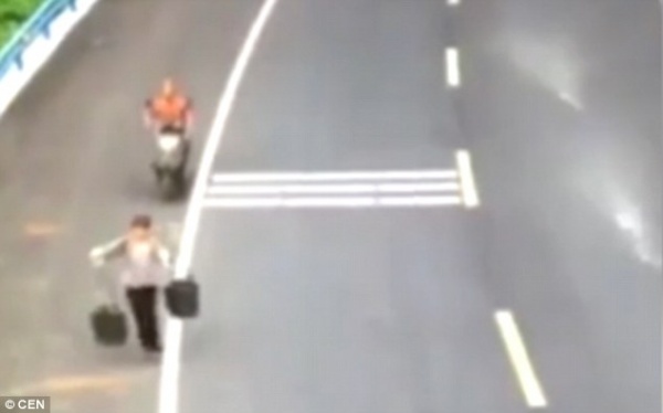 Video: “Đắm mình” trong xô phân vì bị xe máy tông