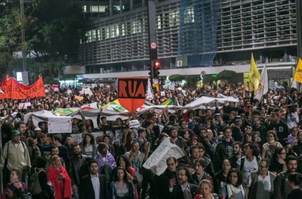 Brazil chìm trong bạo loạn sau khi tổng thống bị phế truất
