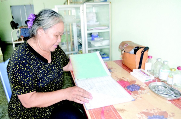 Nữ y tá 35 năm “lập chốt” cứu người gặp nạn trên xa lộ