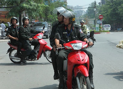 Cảnh sát cơ động dừng phạt người không đội mũ bảo hiểm vào ban ngày