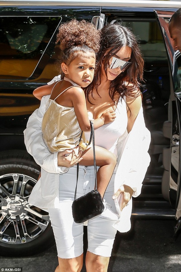 Con gái Kim Kardashian xách túi hơn 2000 đô