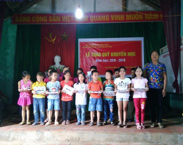 Hơn 100 học sinh thôn nghèo nhận quà khuyến học trong ngày Quốc khánh