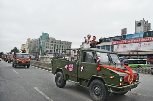 TQ: Xôn xao đám cưới rước dâu bằng xe quân sự