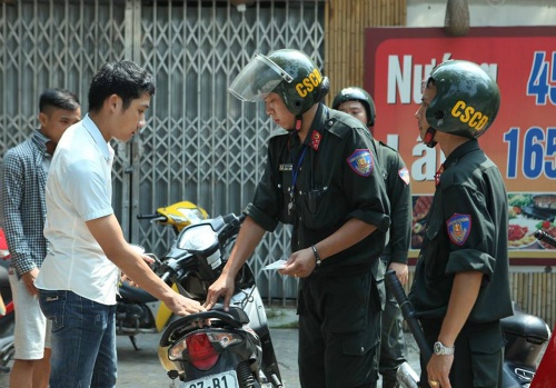Cảnh sát cơ động dừng xử phạt người không đội MBH vào ban ngày