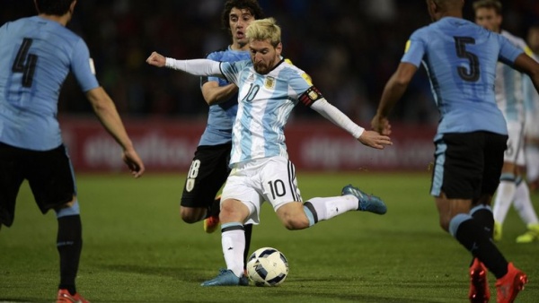 Messi lên tiếng sau khi bị chỉ trích “giỏi diễn kịch”