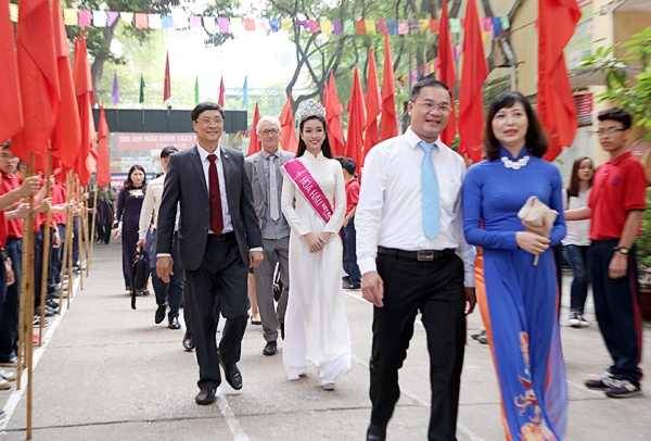 Tân Hoa hậu Mỹ Linh tươi tắn dự lễ khai giảng trường cũ