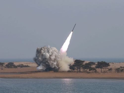 Triều Tiên phóng ba tên lửa ra biển