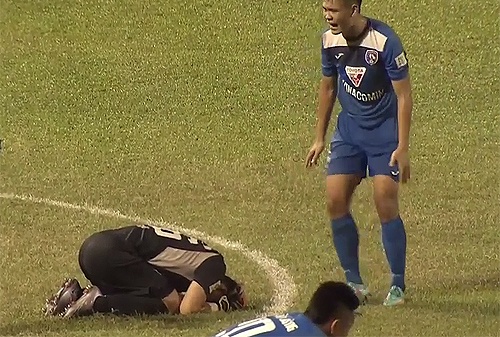Nhìn lại sai lầm khó hiểu của thủ môn khiến Than Quảng Ninh ôm hận