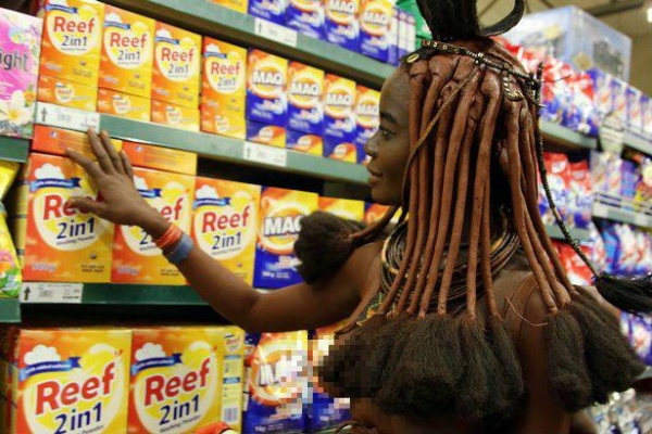 Cô gái bộ lạc châu Phi thả ngực trần đi siêu thị