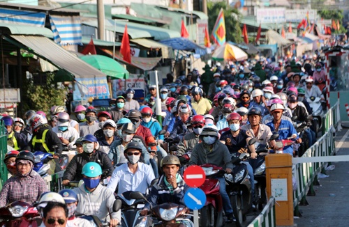Hàng chục nghìn người đội nắng trở lại Sài Gòn sau lễ