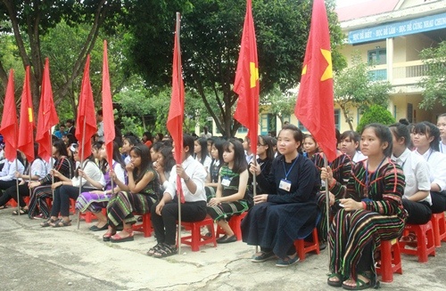 Học sinh đồng bào dân tộc xúng xính trang phục truyền thống trong lễ khai giảng