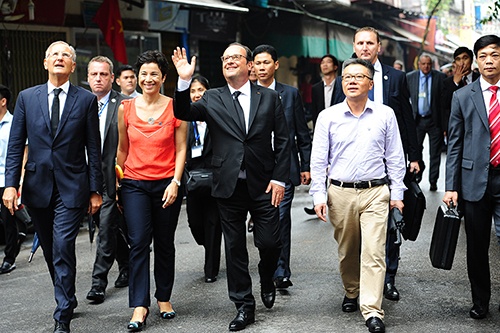 Tổng thống Pháp dạo phố cổ Hà Nội, ngỡ như ở Paris