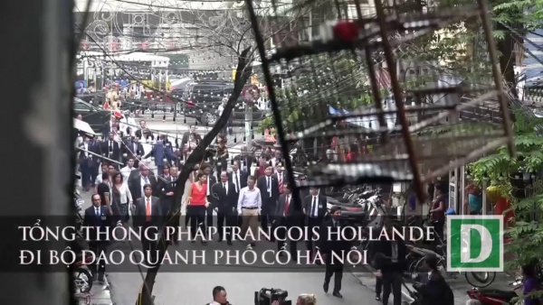 Tổng thống Pháp dạo phố cổ Hà Nội cùng GS Ngô Bảo Châu