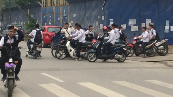 Hà Nội yêu cầu học sinh ký cam kết không dàn hàng ngang khi tham gia giao thông