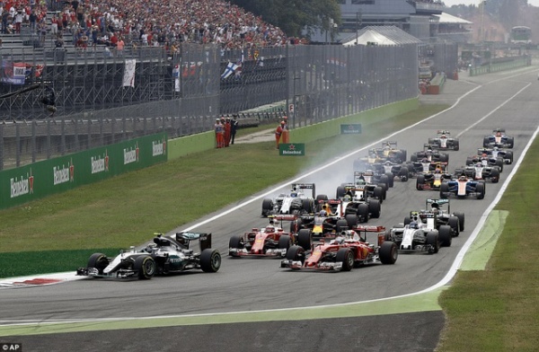 Rosberg thắng dễ trong ngày Hamilton phạm sai lầm