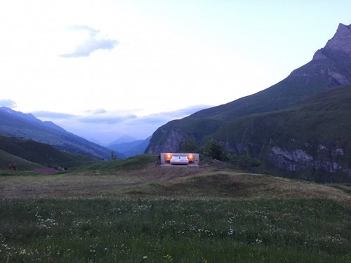 Khách sạn lộ thiên "siêu độc" trên đỉnh núi ở Thụy Sĩ