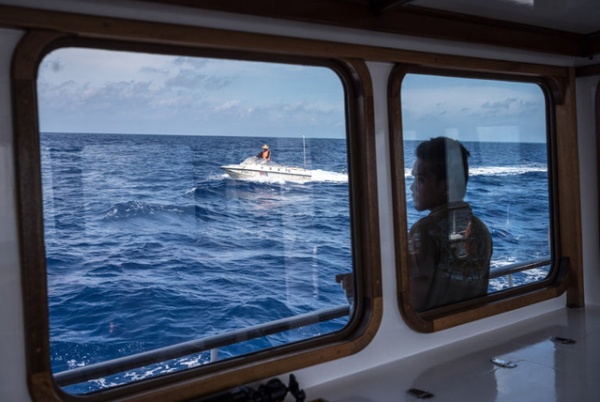 Philippines công bố ảnh tàu Trung Quốc vây bãi cạn Scarborough