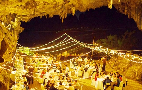 Bày tiệc linh đình trong hang động vịnh Hạ Long