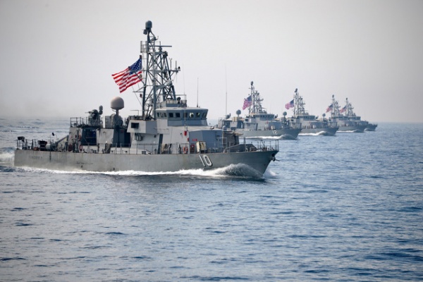 Iran áp sát “không an toàn” tàu quân sự Mỹ ở eo biển Hormuz