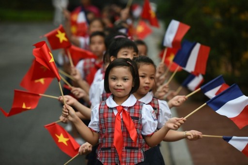 Những hình ảnh đẹp trên báo nước ngoài về chuyến thăm Việt Nam của Tổng thống Pháp