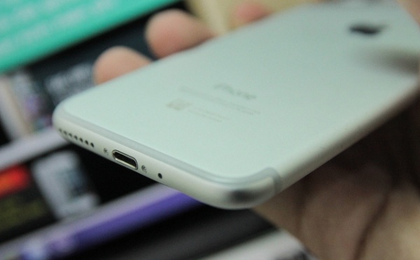 Hình ảnh thực tế máy được cho là iPhone 7 tại Việt Nam trước giờ ra mắt tại Mỹ