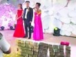 Nhà trai mang hẳn 20 tỷ tiền mặt lên lễ đường tặng cô dâu trong lễ cưới