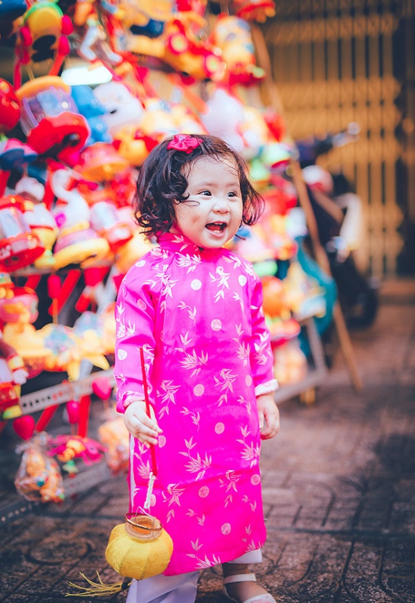 Mẫu nhí 1 tuổi háo hức khám phá phố Trung thu Sài Gòn