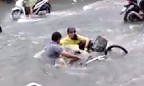 Hai chàng trai lao ra cứu cô gái bị nước mưa cuốn trôi 50m