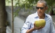 Ông Obama dạo phố, uống nước dừa tại Lào