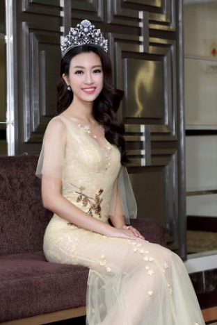 Hoa hậu Đỗ Mỹ Linh khoe nhan sắc ngọt ngào hậu đăng quang