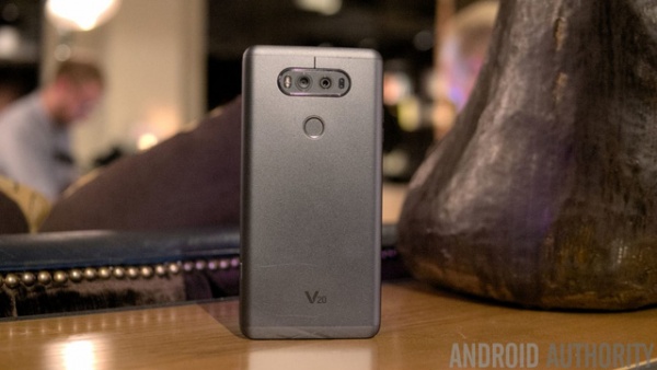 LG V20 chính thức ra mắt, thiết kế xấu hơn mong đợi